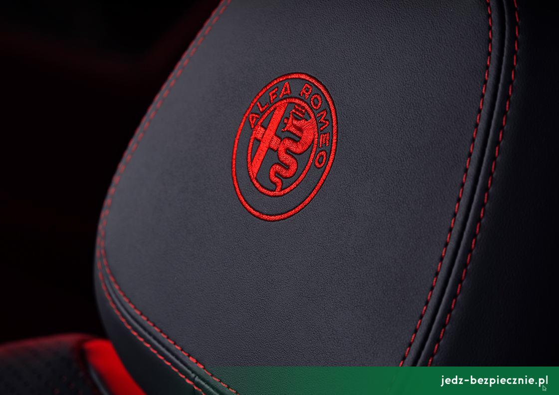 Premiera tygodnia - Alfa Romeo Tonale - zagłówek fotela z logo marki